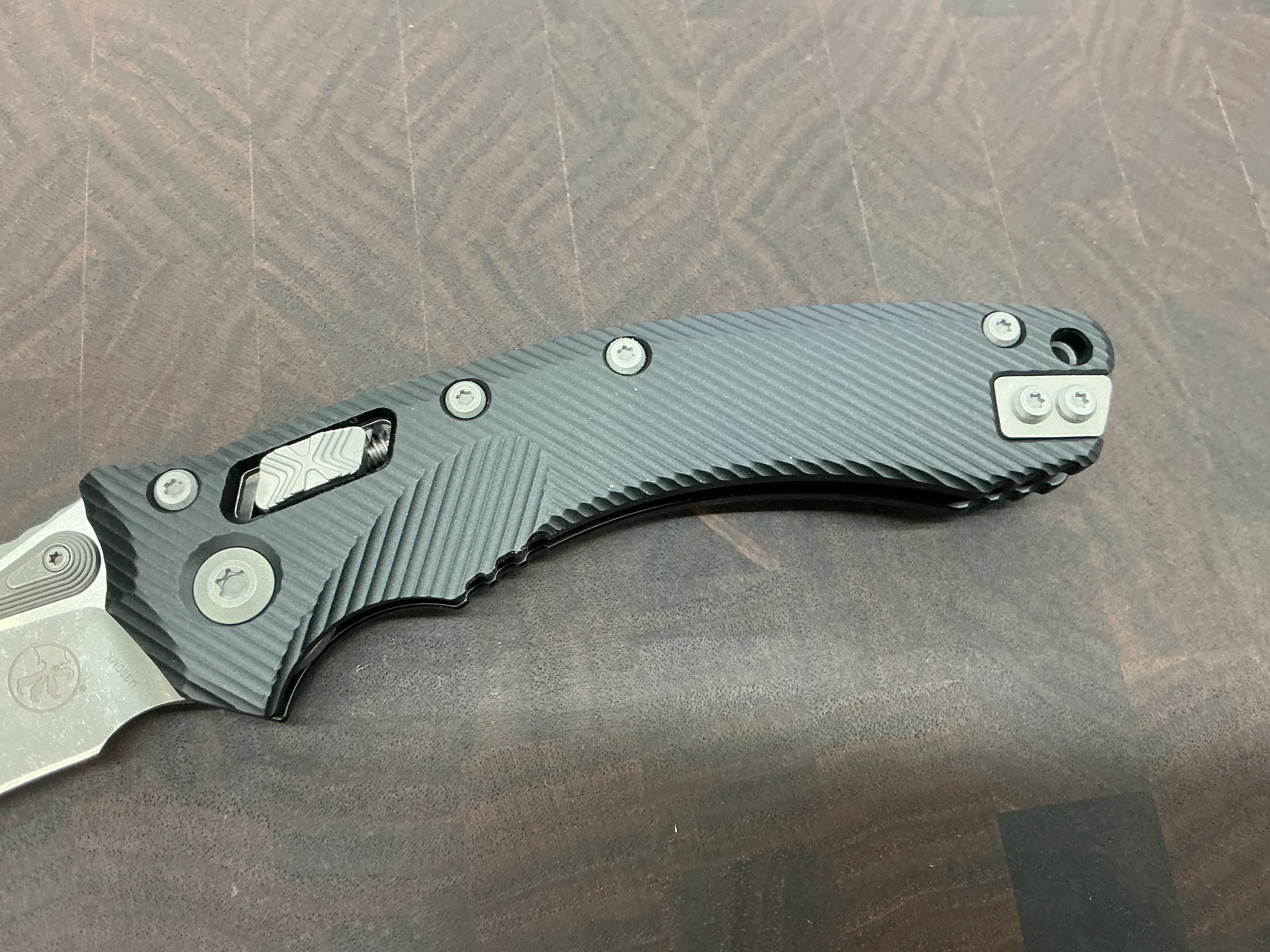 Microtech Amphibian M390 Fluted Black Aluminum - Image 3