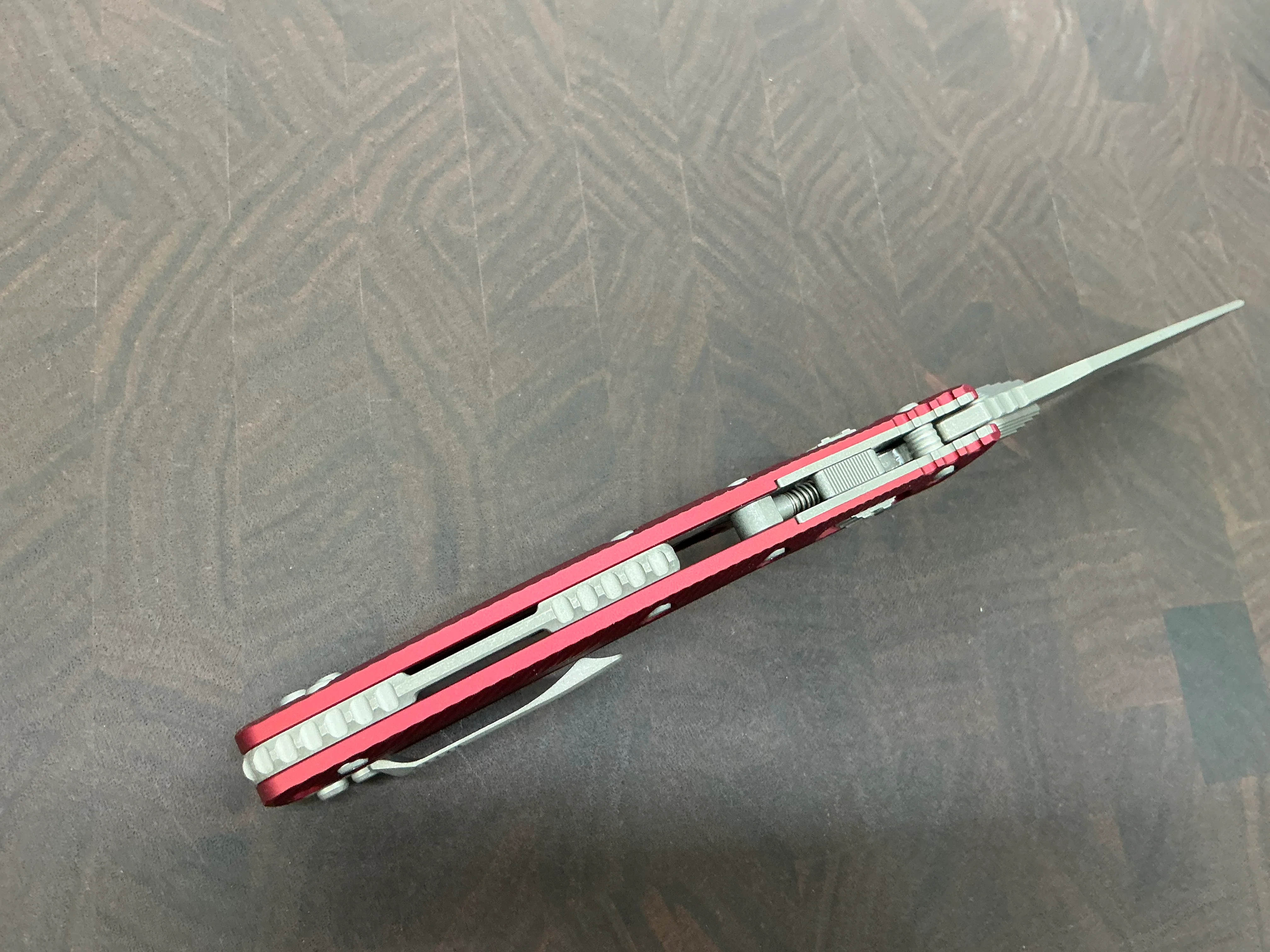 Microtech Amphibian M390 Fluted Merlot Aluminum - Image 7