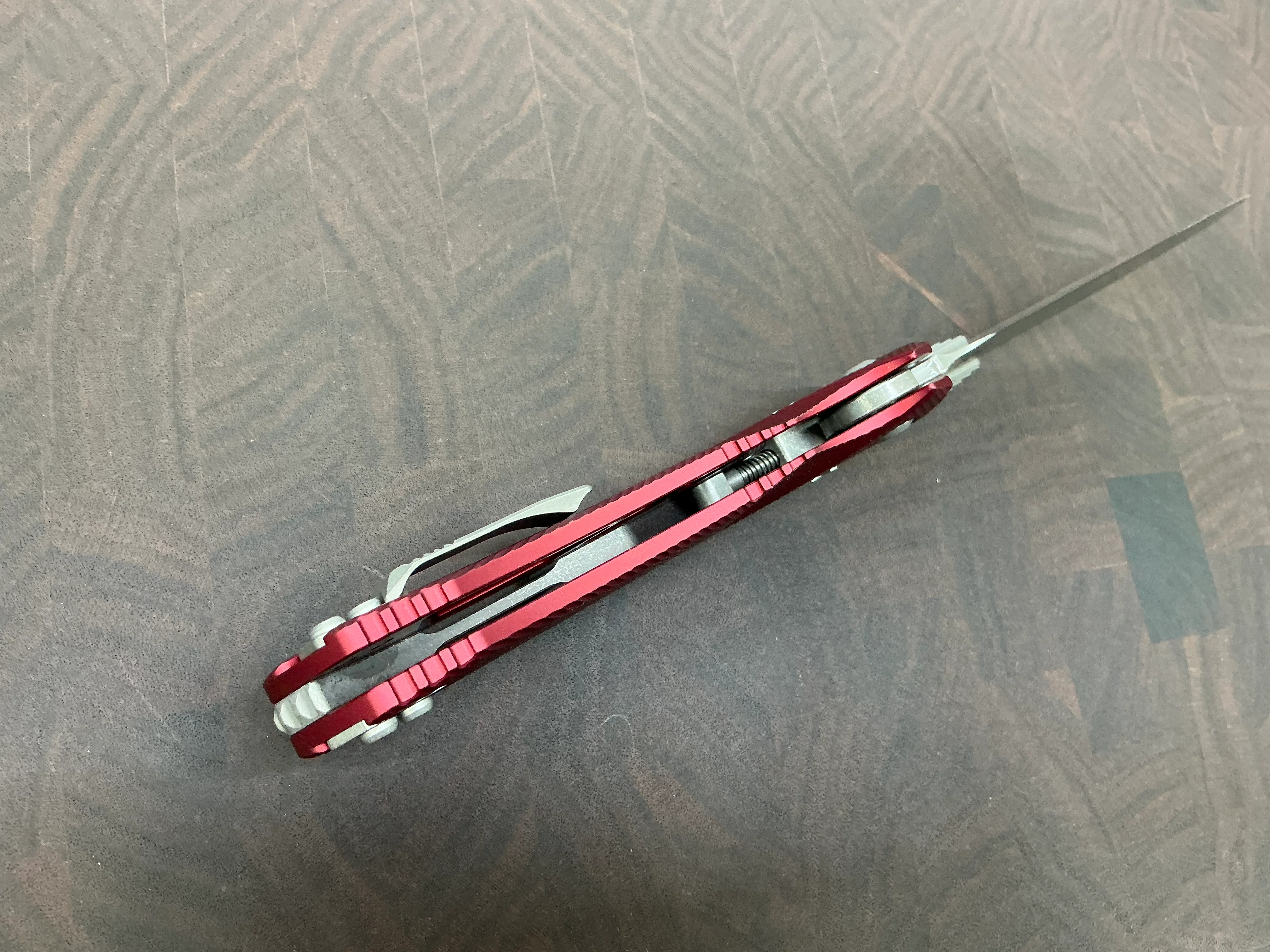 Microtech Amphibian M390 Fluted Merlot Aluminum - Image 8